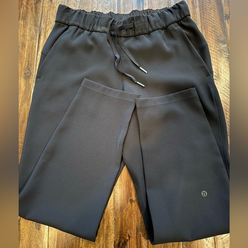 Lululemon on the fly 7/8 pants, black.